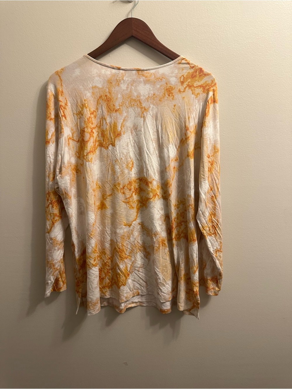 #553 Susan Graver Cream and Orange Tie-Dye V-Neck Long Sleeve Top - Picture 4 of 4